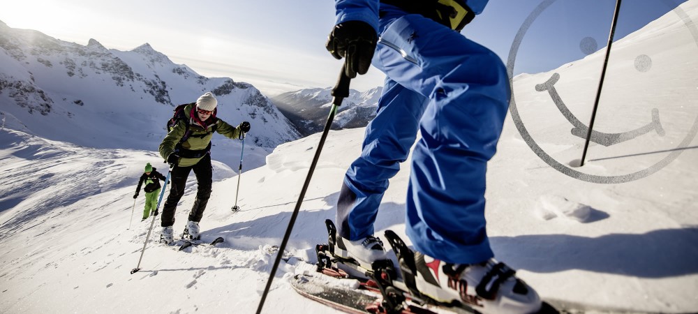 3 Personen auf dem Weg zum Gipfel im tiefverschneiten Obertauern, Salzburger Land