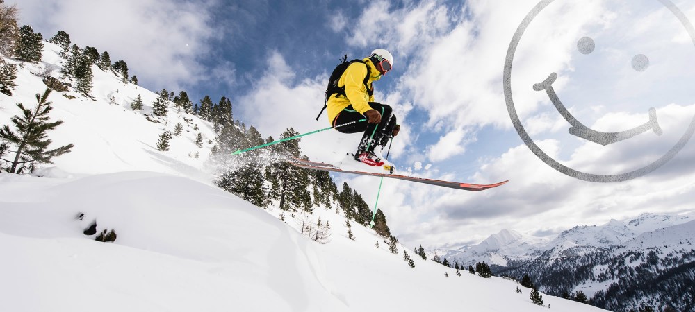 Skifahrer springt im tief verschneiten Gelände abseits der Piste in Obertauern