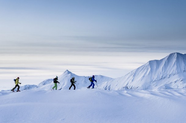 Geführte Skitour entlang eines Bergkamms © Claudia Ziegler Photography