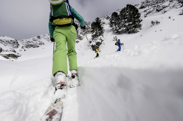 Detailaufnahme der Skitourengeher auf dem Weg zum Gipfel © Claudia Ziegler Photography