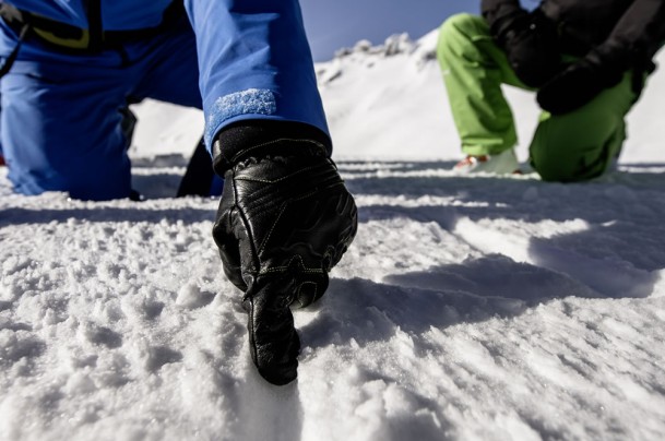 The ski guide explains the technique for turning on a ski tour © Claudia Ziegler Photography