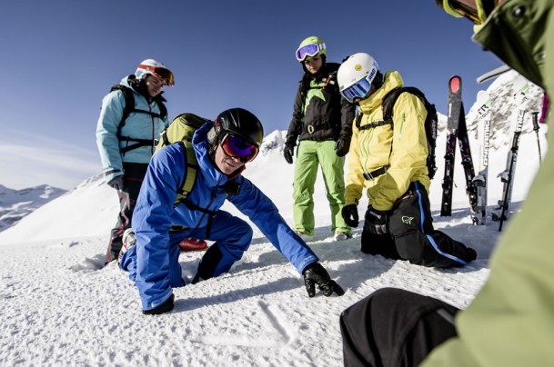 Ski instructor explains ski technique © Claudia Ziegler Photography