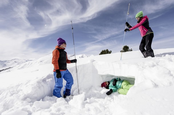 Search with probe and shovel © Claudia Ziegler Photography